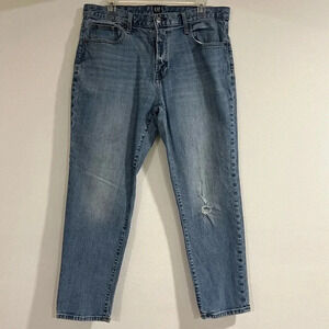 Women Gap jeans size 31 best girlfriend cut relaxed fit in used great condition